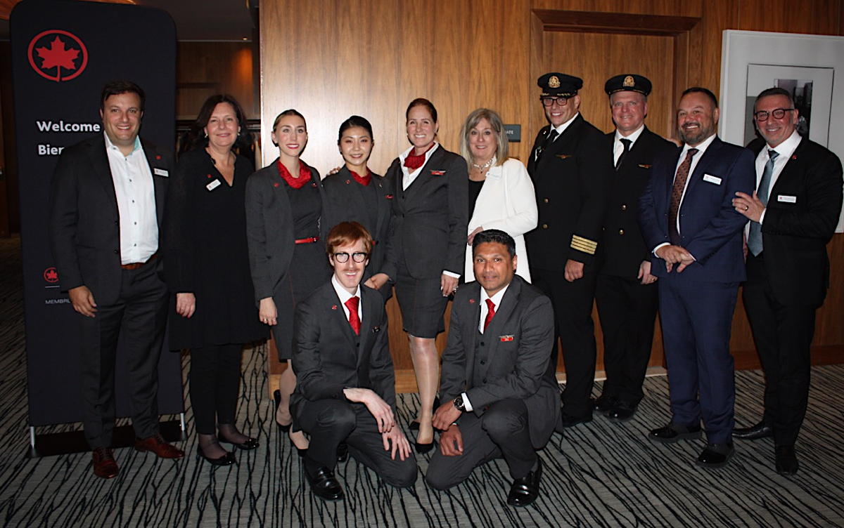 The Air Canada and Air Canada Vacations' leadership team with pilots and crew. (Pax Global Media)