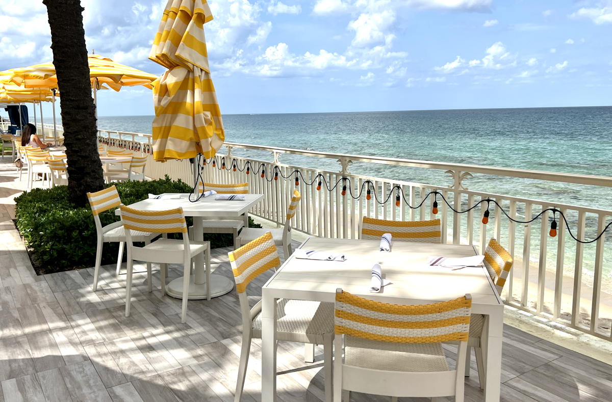 Oceanside dining at Eau Palm Beach Resort & Spa. (Pax Global Media)
