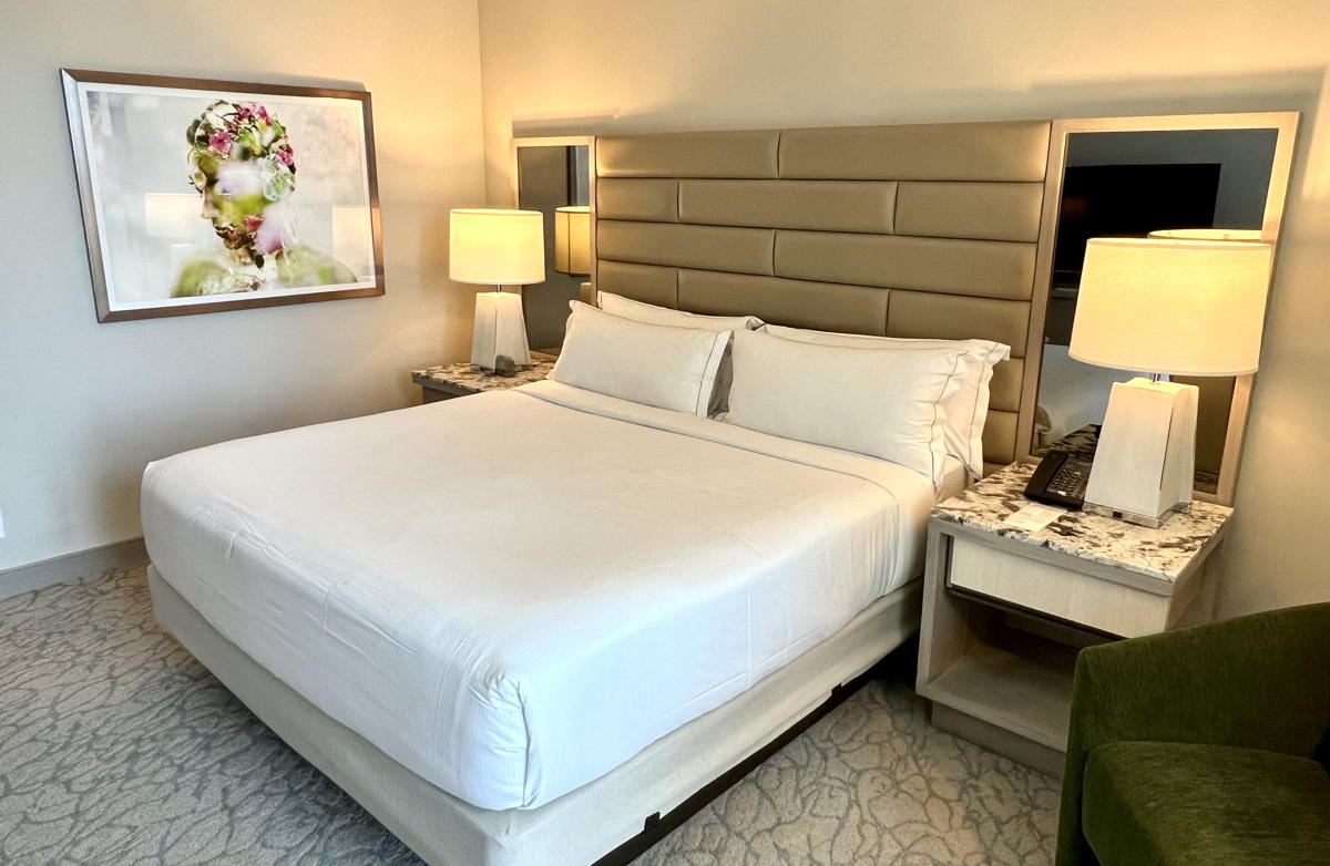 Crisp sheets at Hilton West Palm Beach. (Pax Global Media) 