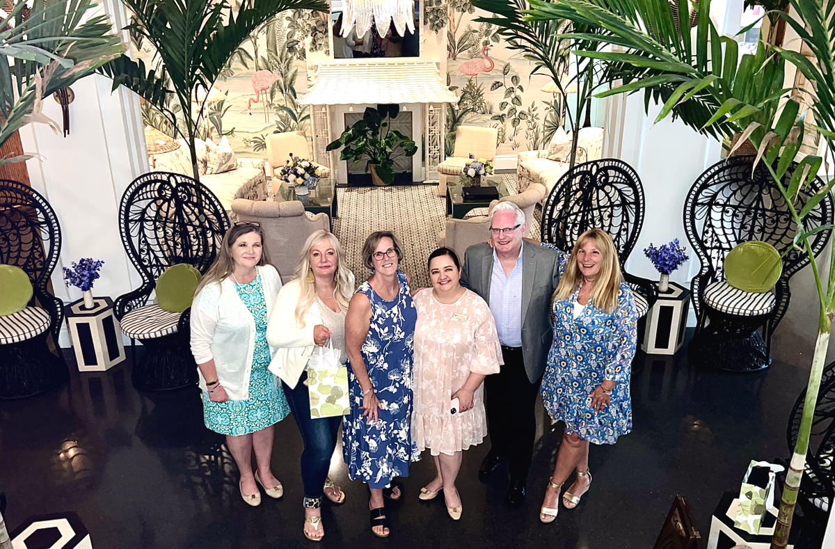 Travel advisors get hugged by pink luxury at The Colony Palm Beach. (Pax Global Media)