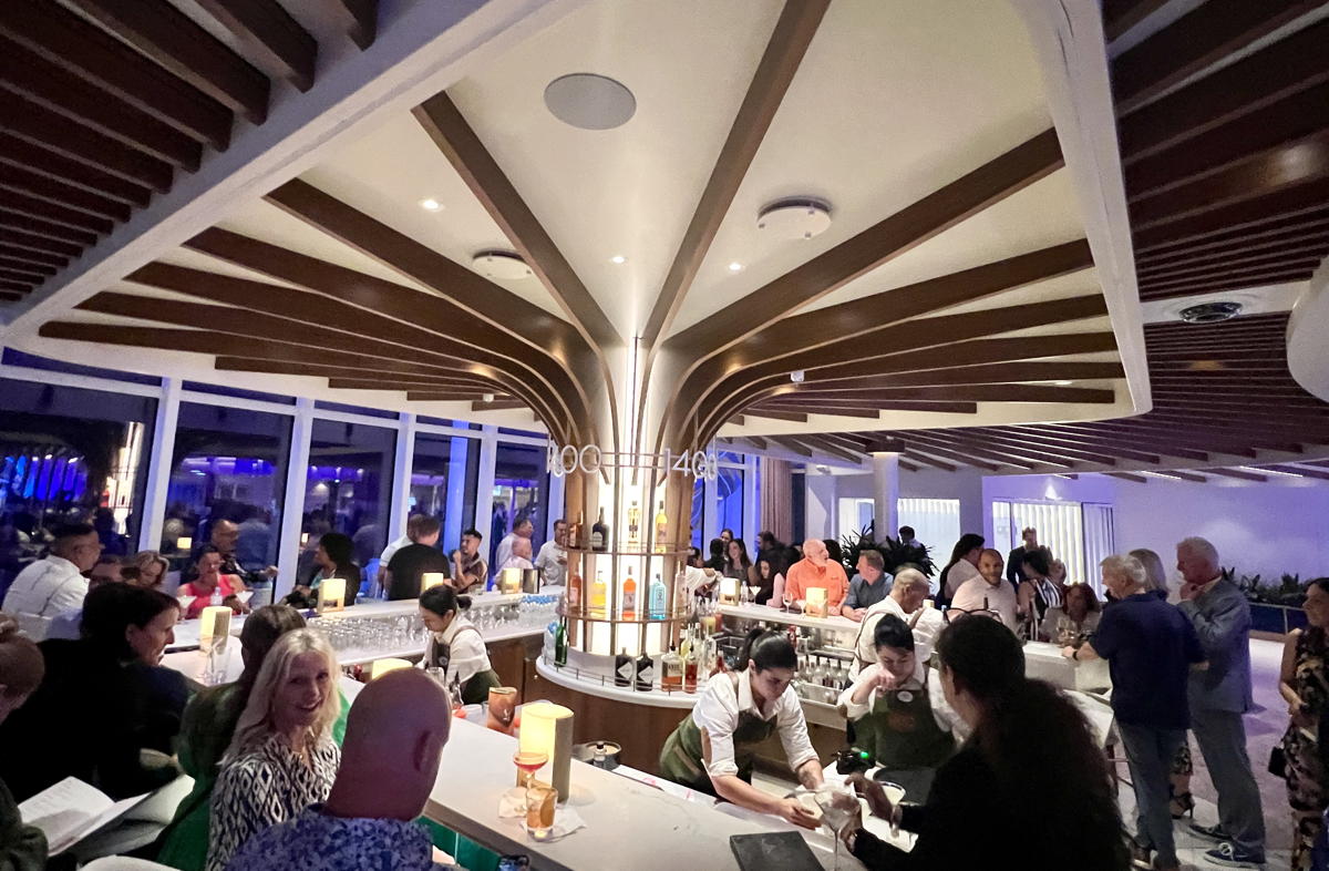 Cocktail time on Icon of the Seas. (Pax Global Media)