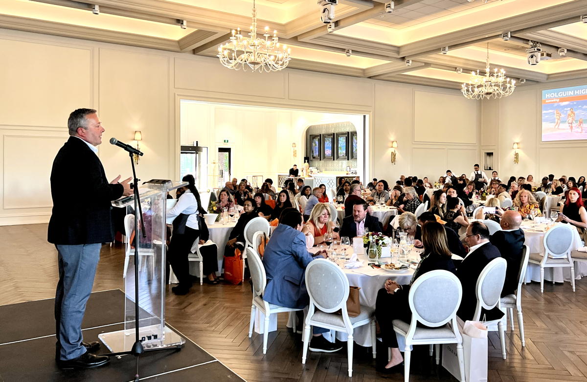 Sunwing's Dave Wright, director of sales, ON & Atlantic Canada, addresses the crowd. (Pax Global Media)