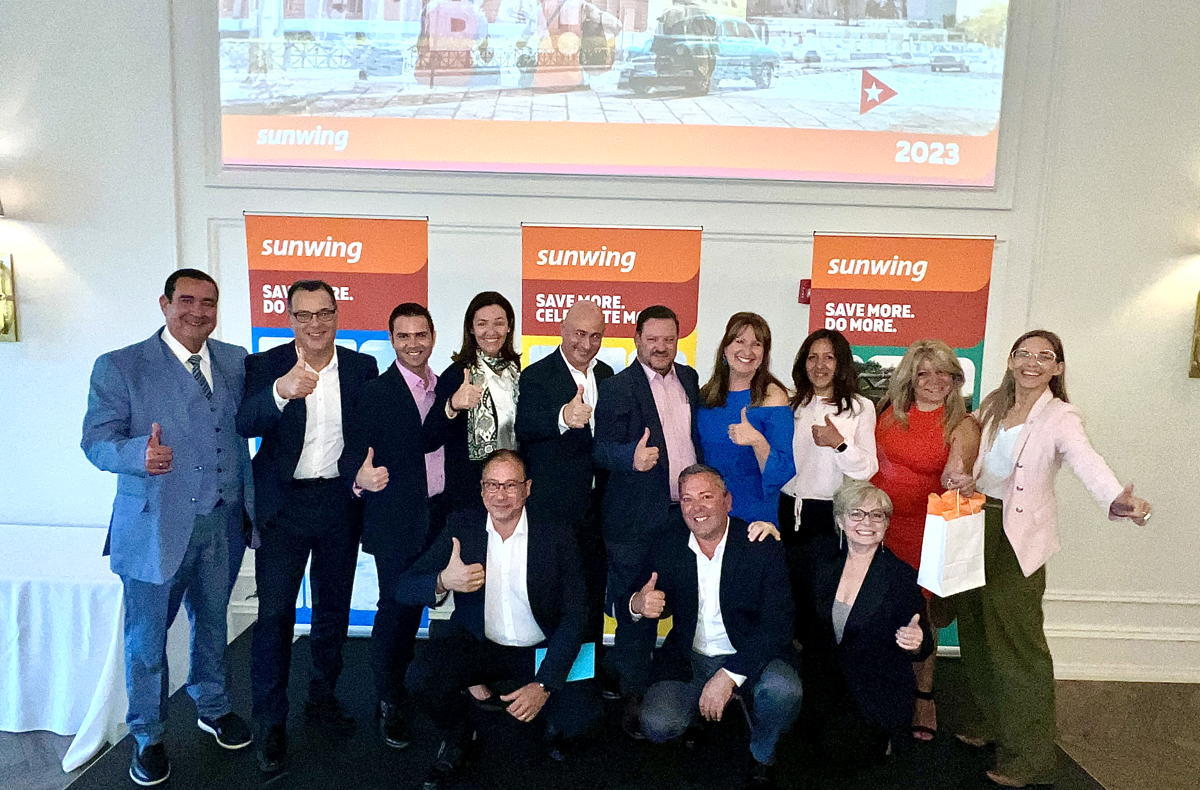 Sunwing, tourist board and hotel teams pose for a group pic at Sunwing Loves Cuba. (Pax Global Media) 