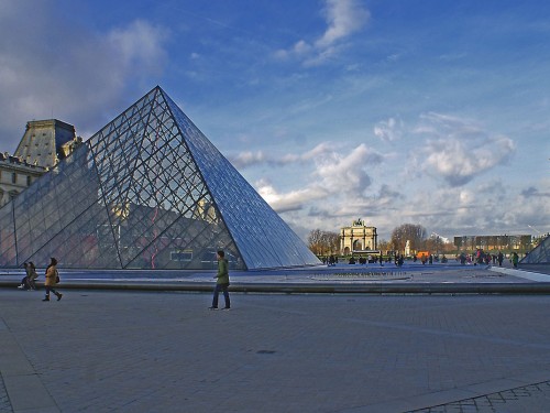 Knife-wielding assailant shot by soldier near Louvre in Paris