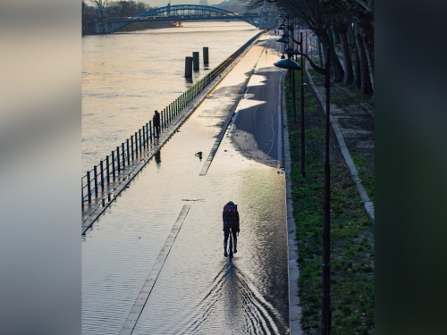 Rising Seine alters river cruise routes, prompts Louvre to consider flooding plan