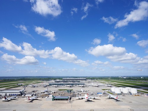 UK gov't sets stage for third runway at LHR