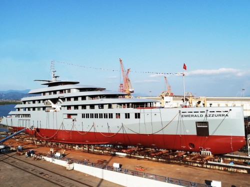 VIDEO: Emerald celebrates new super yacht Emerald Azzurra’s float out