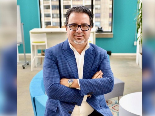 Frank DeMarinis purchases former Air Transat 737-800 aircraft in private venture