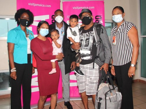 Jamaica celebrates return of Canadian tourists with inaugural AC Dreamliner flight