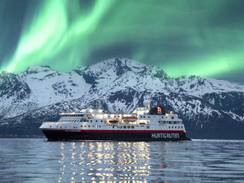 Hurtigruten celebrates Norway's dropped quarantine requirement