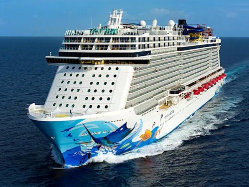 Norwegian Escape pulled free after running aground in Puerto Plata