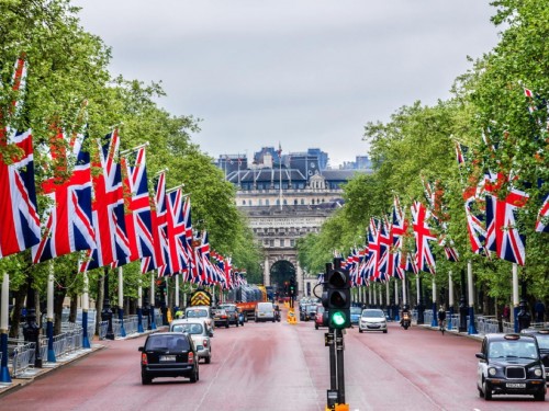 Visitors pour into the U.K. as Queen celebrates 70 years on the throne