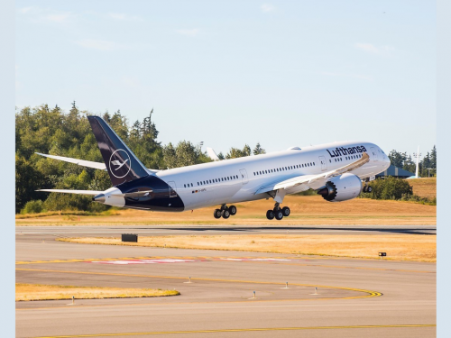 Lufthansa Group receives first 787 Dreamliner