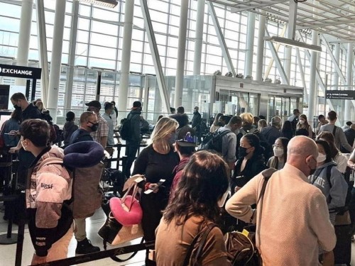 Ottawa meets with air sector to discuss lessons learned from a chaotic summer