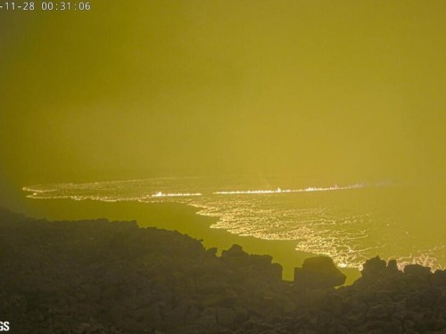 Hawaii's Mauna Loa volcano starts to erupt, prompting ashfall advisory