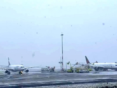 Dozens of B.C. flights cancelled due to snowstorm; plane slides off taxiway at YVR