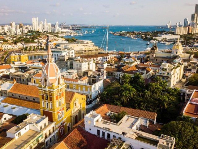 Colombia strengthens air connectivity with Canada