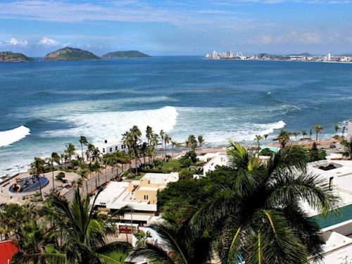 Mazatlan mayor reassures Canadian visitors, airports reopen