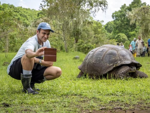 Hurtigruten offers 2-for-1 deal to support Galápagos wildlife