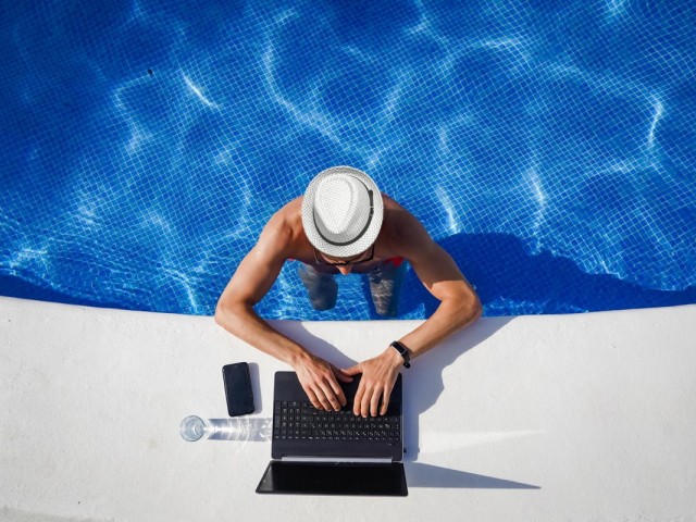 72% of Canadians plan to take a “bizcation” this year: survey