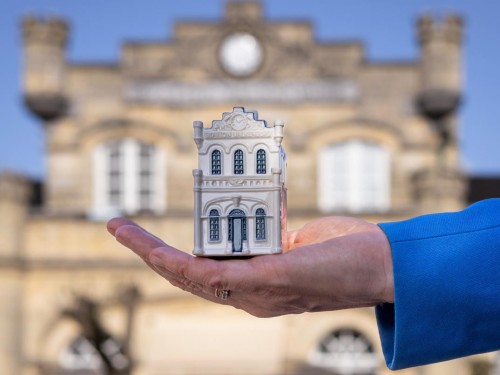 KLM celebrates 104 years, unveils new Delftware miniature house