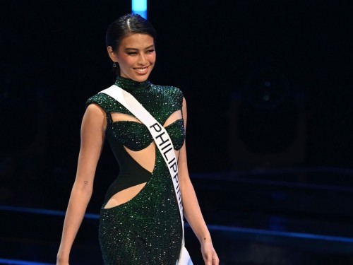 Miss Universe Philippines Michelle Dee receives "Spirit of Carnival" award